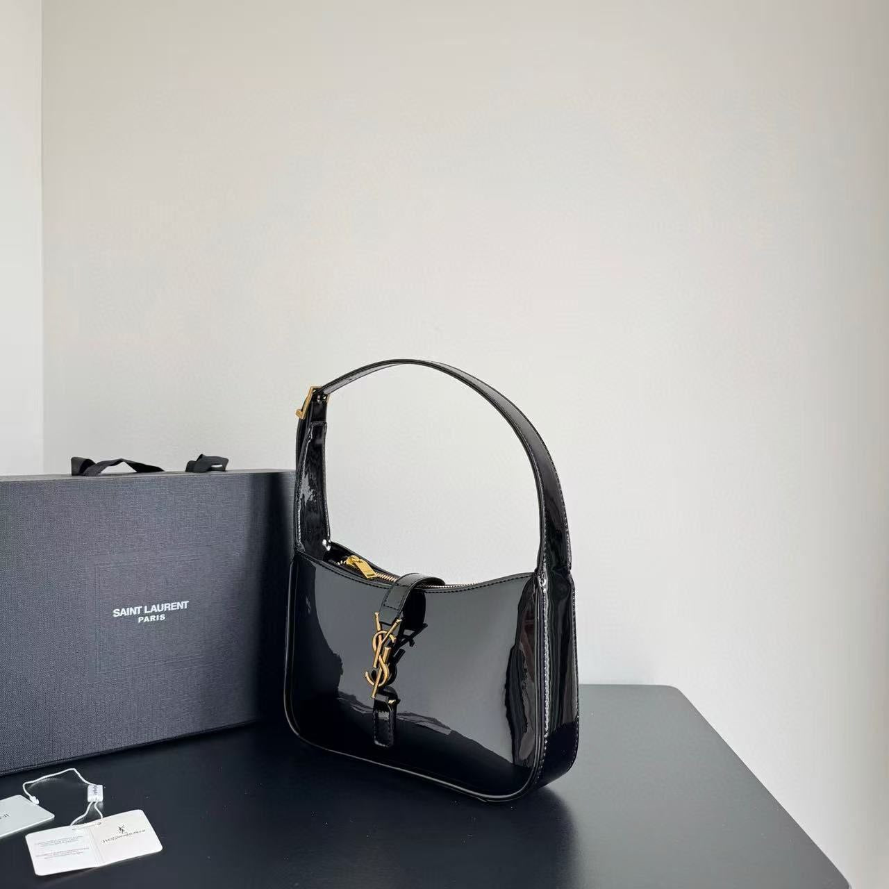 Sac à main femme élégant en cuir verni noir – Style de luxe