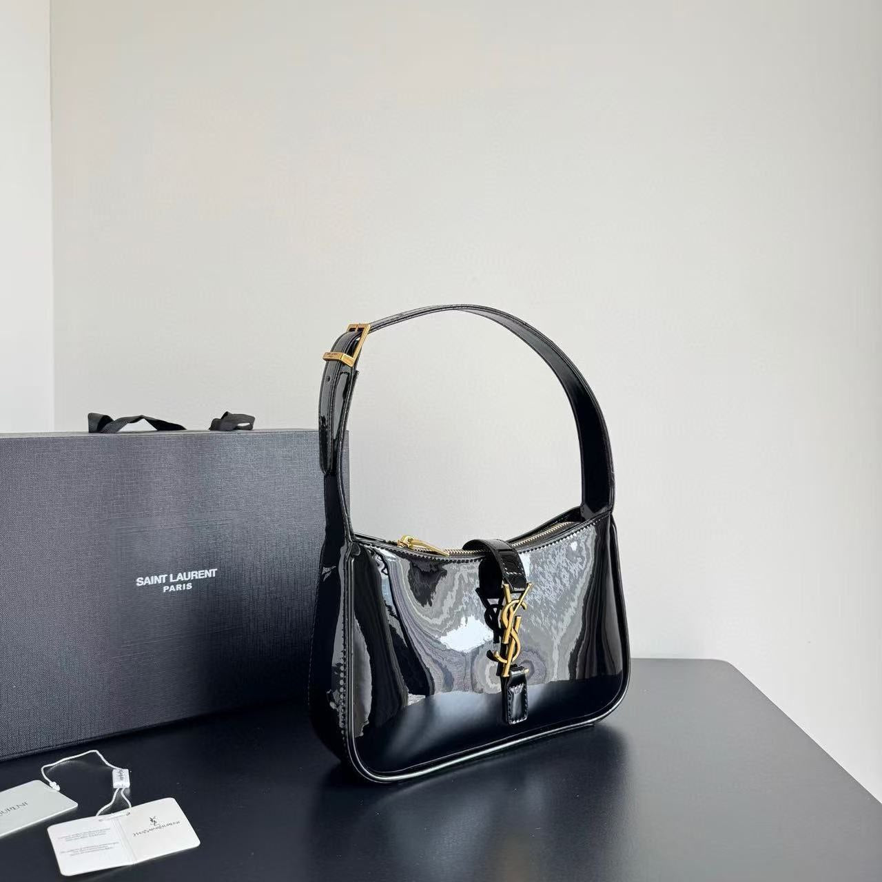 Sac à main femme élégant en cuir verni noir – Style de luxe