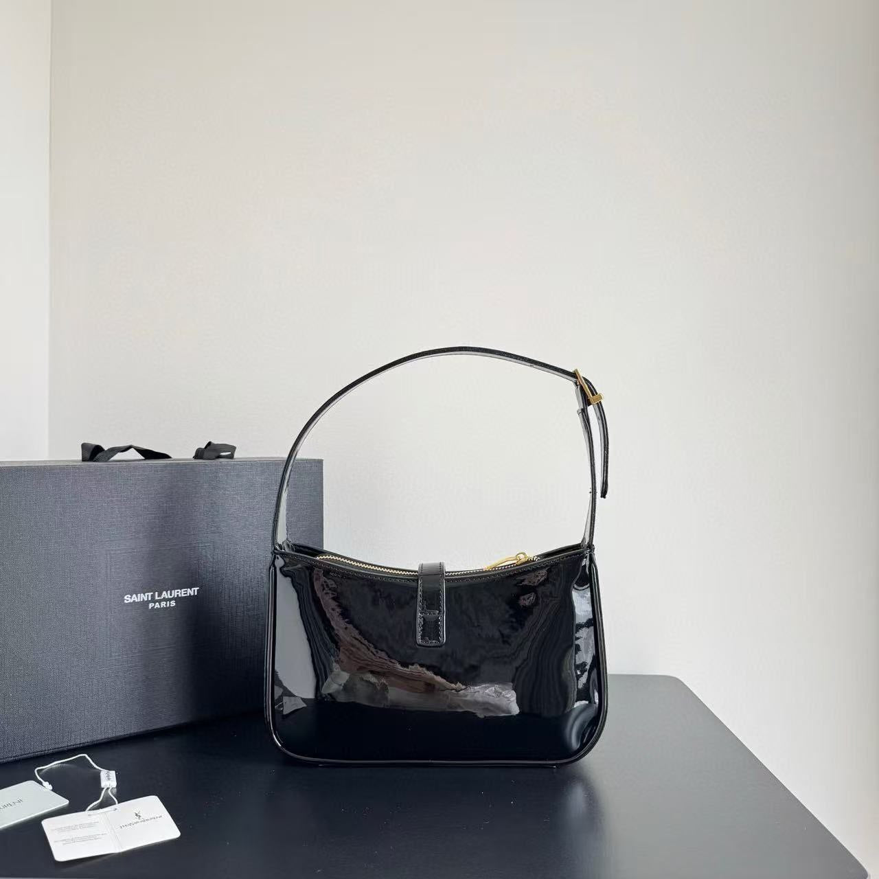 Sac à main femme élégant en cuir verni noir – Style de luxe