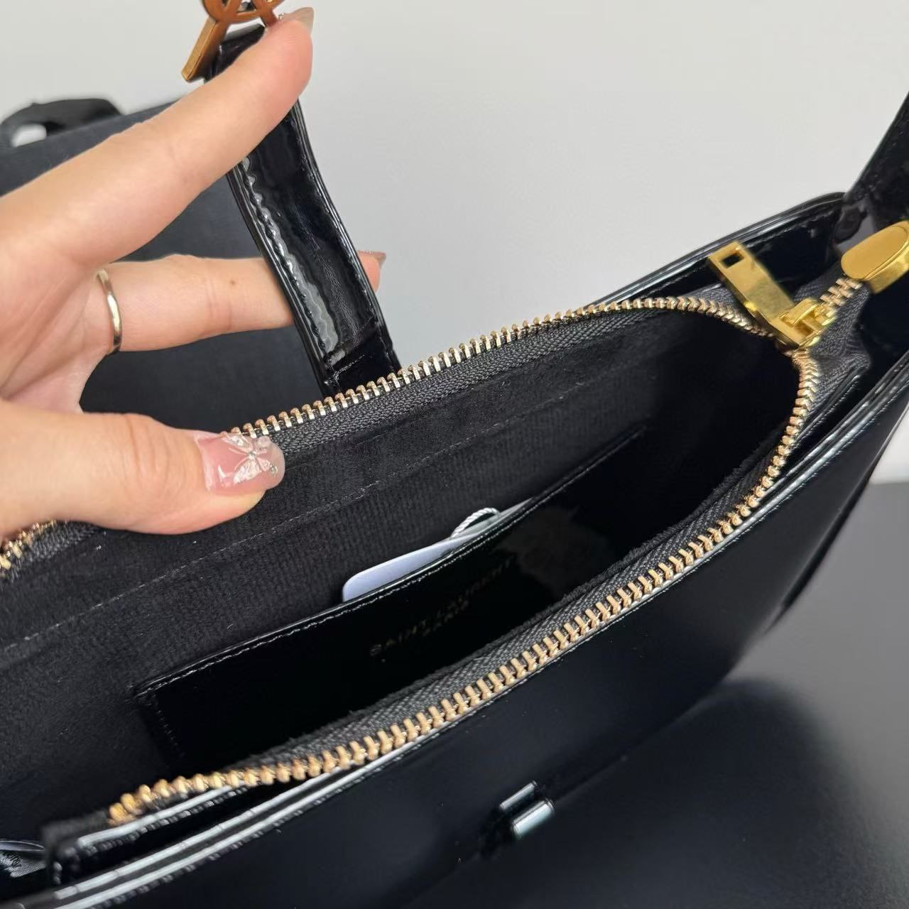 Sac à main femme élégant en cuir verni noir – Style de luxe